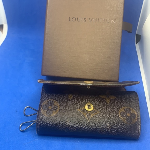 ❤️ 💜 🤎 Louis Vuitton Monogram signature design LV Logo 6 key holder - Picture 8 of 10